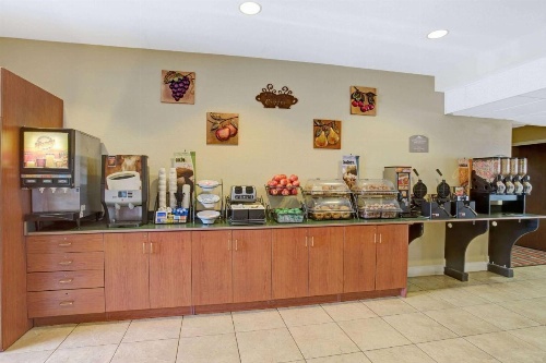 Microtel Inn & Suites By Wyndham Bushnell image 3