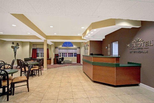 Microtel Inn & Suites By Wyndham Bushnell image 1