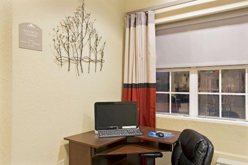 Microtel Inn & Suites By Wyndham Bushnell image 2